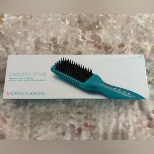 NEW Moroccanoil Smooth Style Ceramic Heated Brush